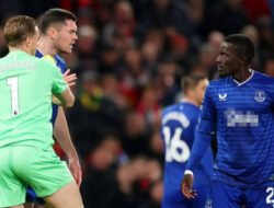 Insiden Pemain Dikartu Merah gara-gara Tampar Rekan Setim Warnai Kemenangan Everton Atas Manchester United