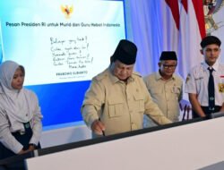 Digitalisasi Pembelajaran, Presiden Prabowo Pastikan 75 Persen Sekolah Telah Menerima Smartboard