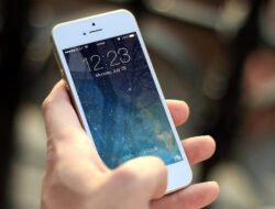 Asyik Main HP, Seorang Pria di Jerman Tertabrak Kereta Api