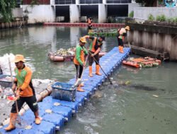 Ribuan Pasukan Oranye Diterjunkan untuk Tangani Sampah yang Terbawa Arus Banjir di Jakarta