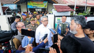 Dikeluhkan Warga, Wali Kota Bandung Farhan Bakal Audit Proyek Galian Kabel Udara